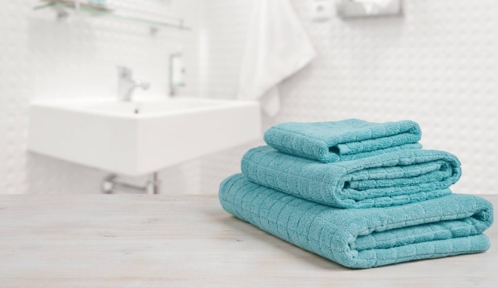 türkiz törölközők a fürdőszobában