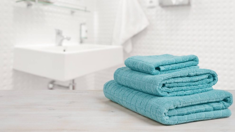 türkiz törölközők a fürdőszobában