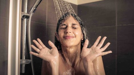 Nő zuhanyzás közben vicces arcot vág