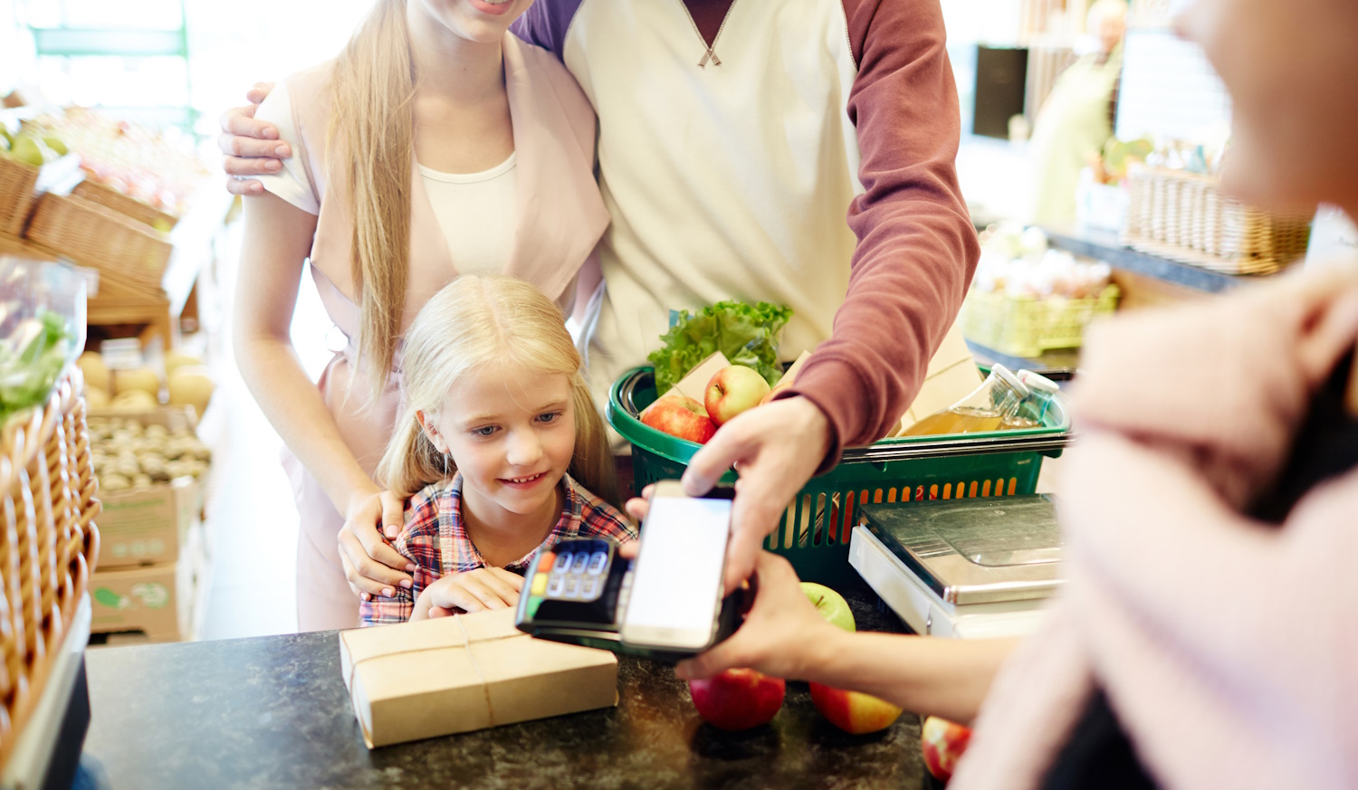 kislány fizet bankkártyával a bevásárlásnál
