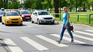 Egy nő átmegy a zebrán