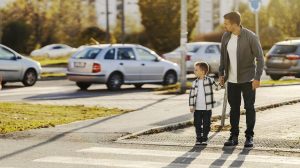 apa és fia állnak a zebránál figyelik a forgalmat