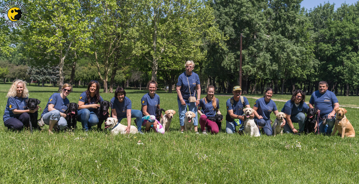 A Baráthegyi Vakvezető Kutya Iskola önkéntesei