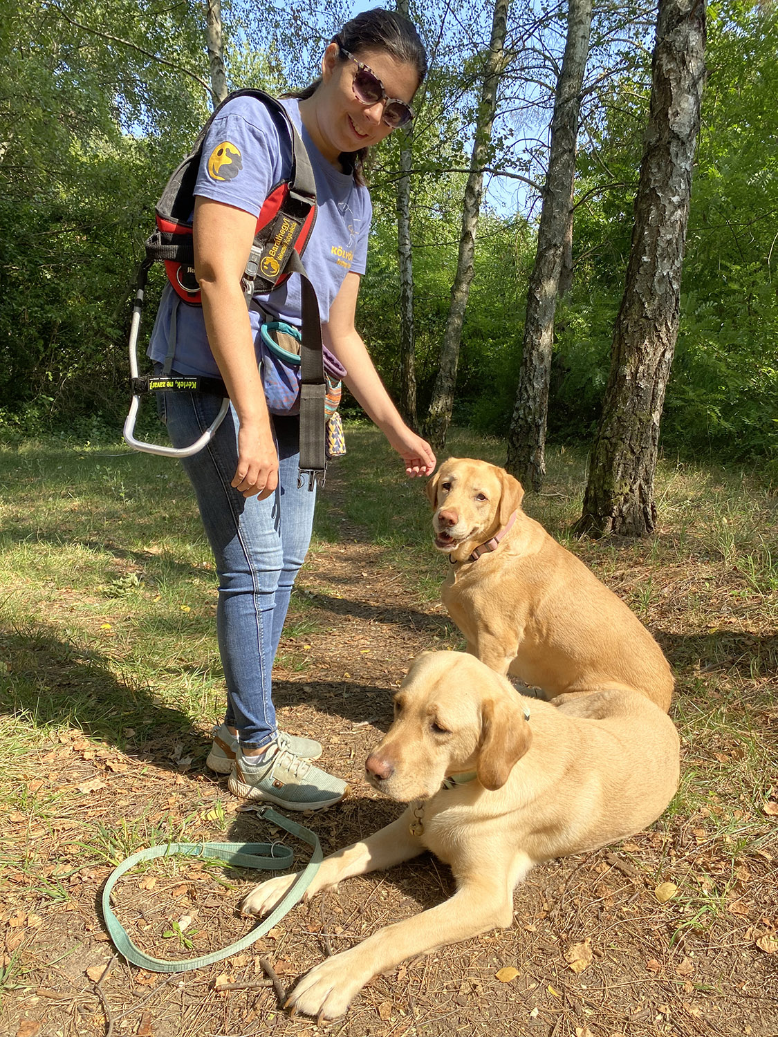 Sápi Andrea, vakvezetőkölyökkutya-nevelő lánya és kutyáik