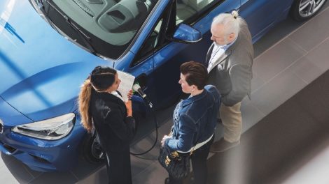 használt autót vesz egy idős házaspár a kereskedésben