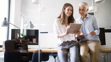Munkahelyen a dolgozók tabletek nézik a TB nyilvántartást