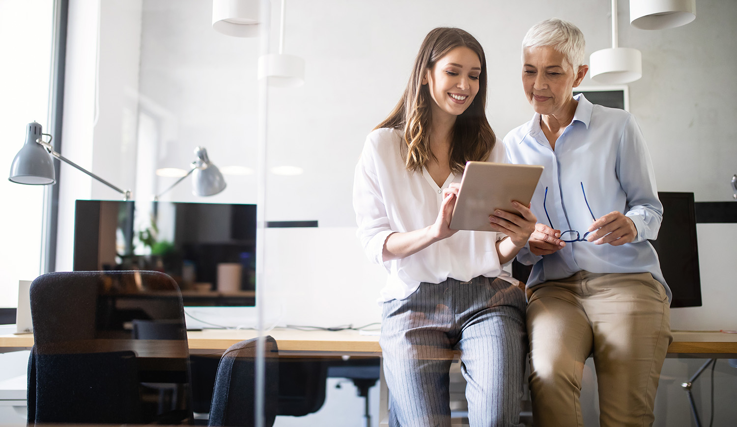 Munkahelyen a dolgozók tabletek nézik a TB nyilvántartást