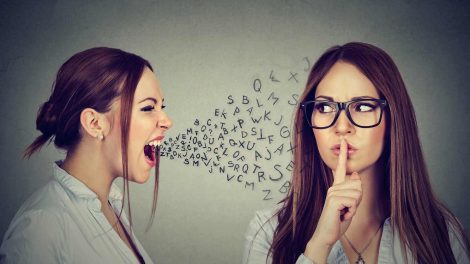 egyik nő kiabál, a másik csendre int