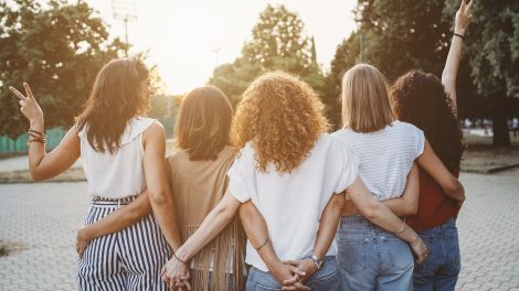 Öt nő hátulról összeölelkezve