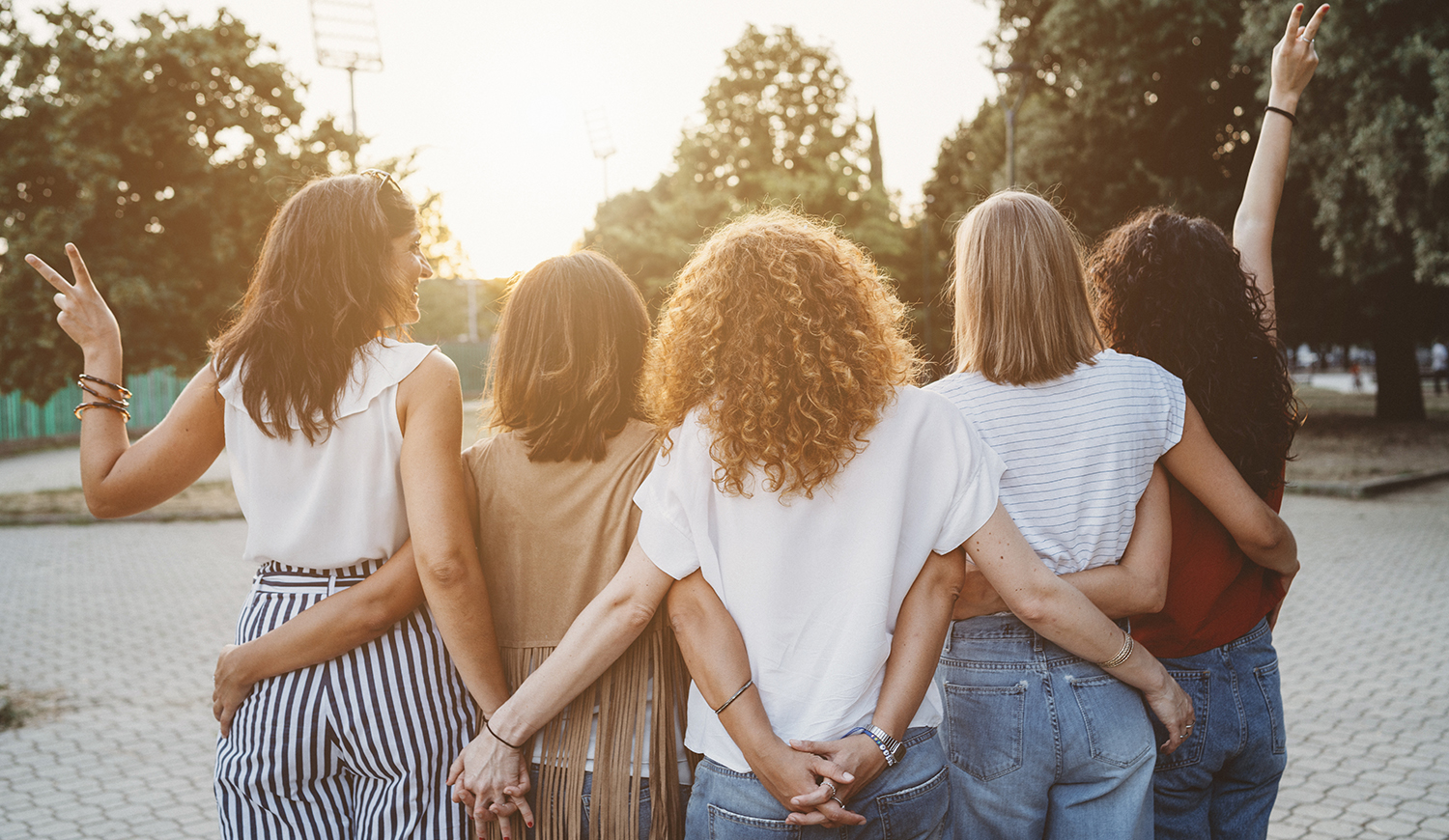 Öt nő hátulról összeölelkezve