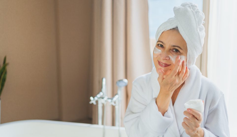 Arcmaszkot rak fel egy nő