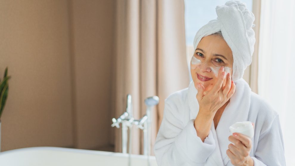 Arcmaszkot rak fel egy nő