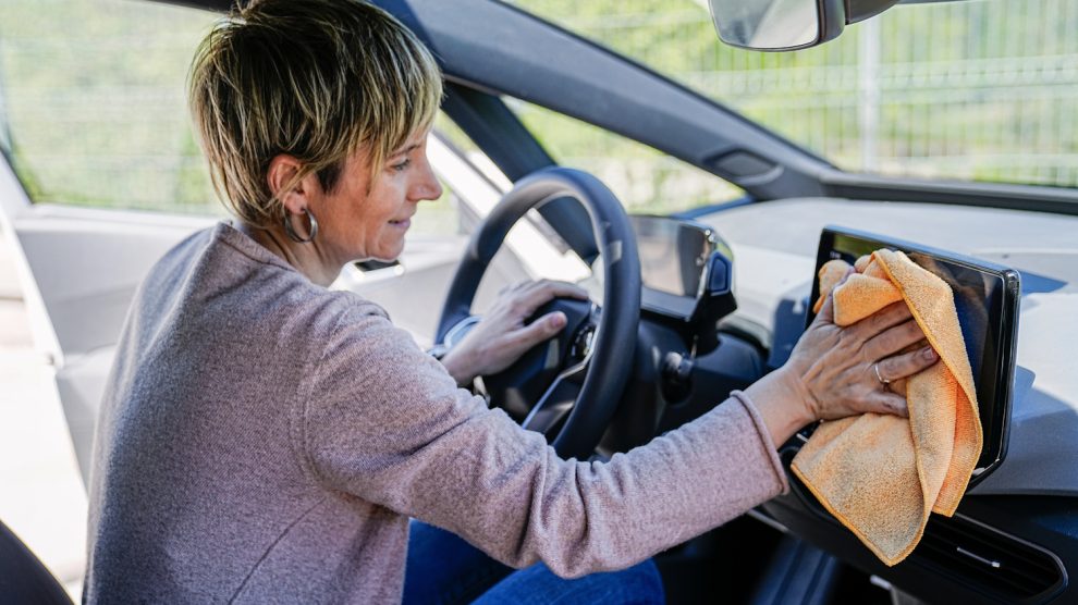 Autót takarít egy nő