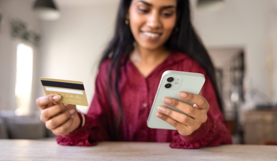 Egy nő nézi a bankszámláját