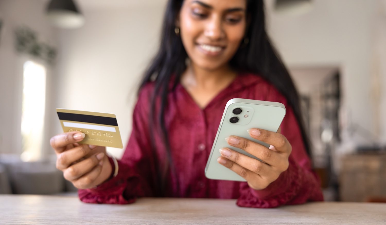 Egy nő nézi a bankszámláját