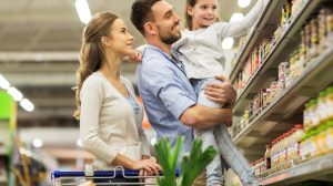 Egy család élelmiszerboltban vásárol