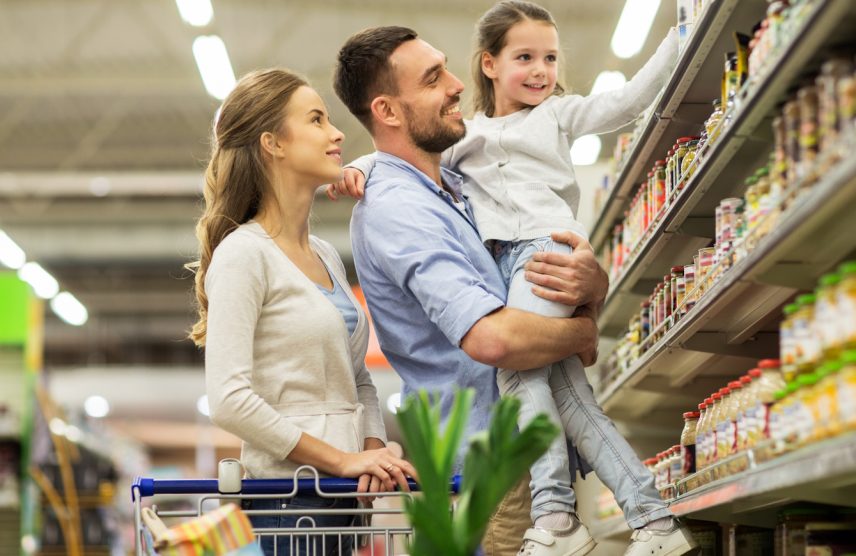 Egy család élelmiszerboltban vásárol