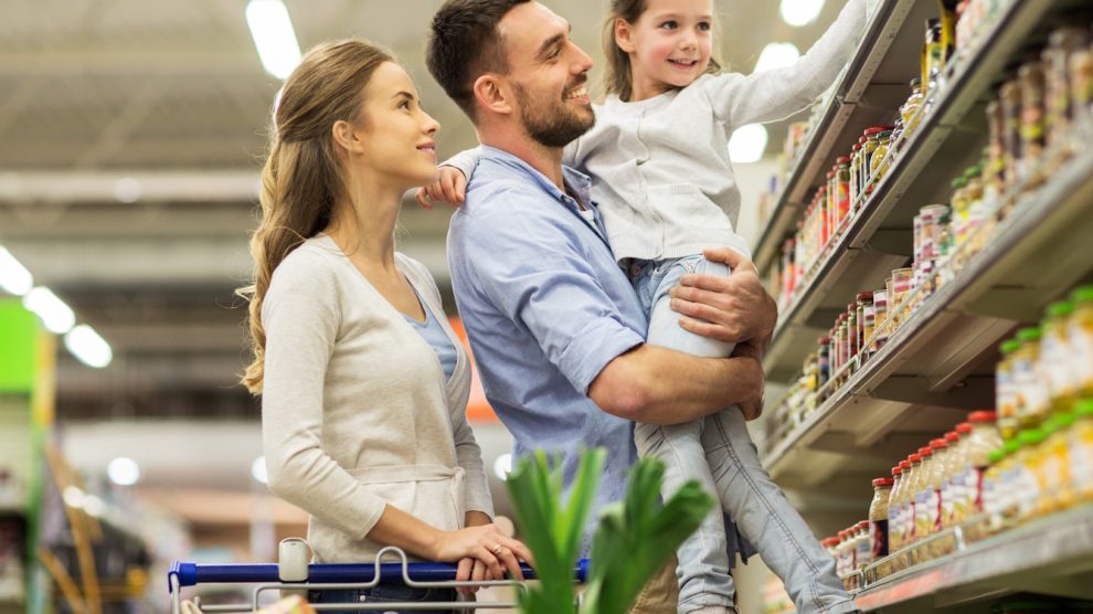 Egy család élelmiszerboltban vásárol