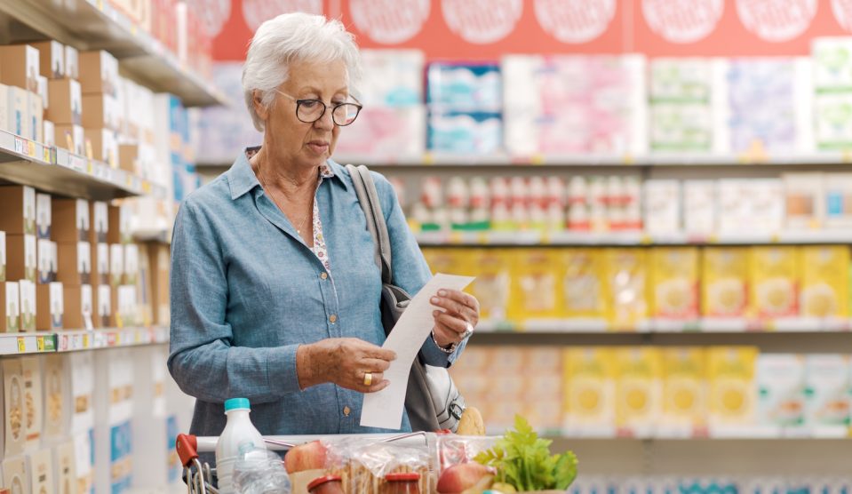 nagymama bevásárol a boltban nézi a blokkot