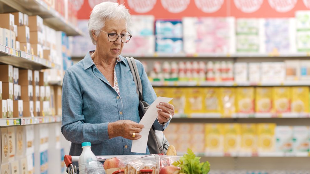 nagymama bevásárol a boltban nézi a blokkot
