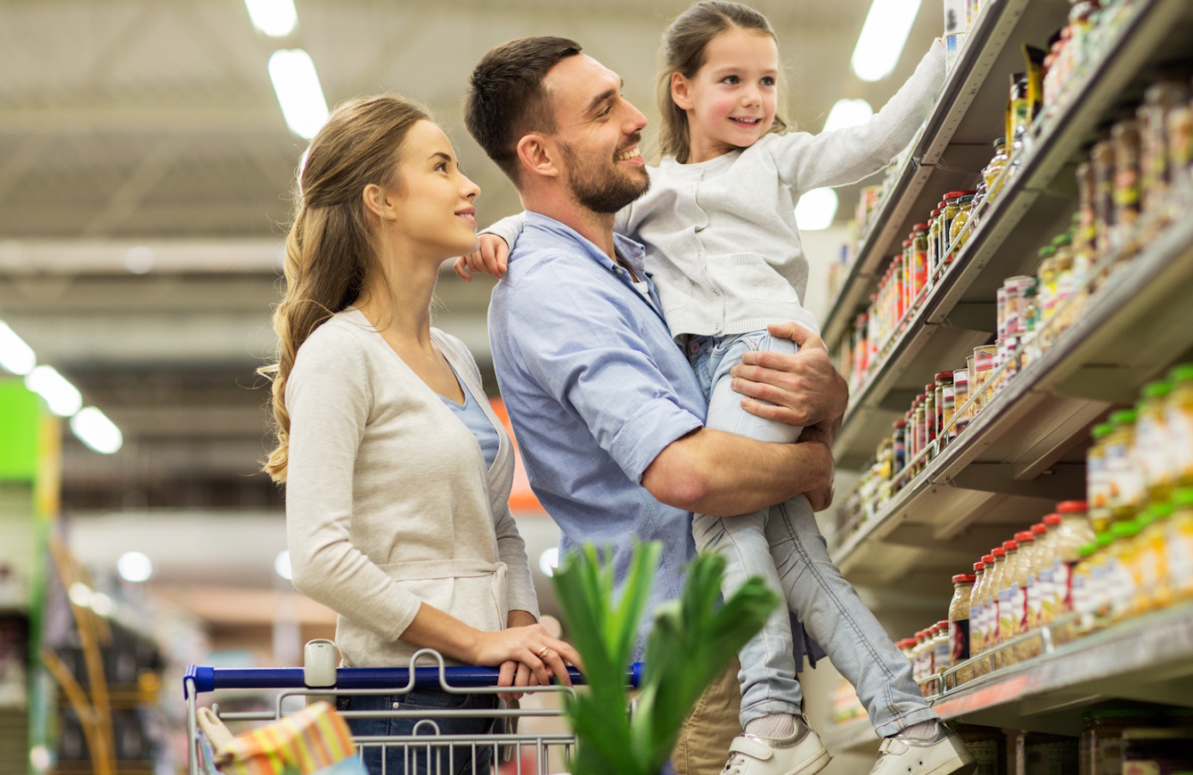 Egy család élelmiszerboltban vásárol