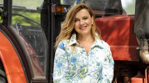 borbás marcsi piros traktor előtt áll