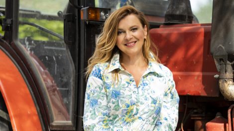 borbás marcsi piros traktor előtt áll