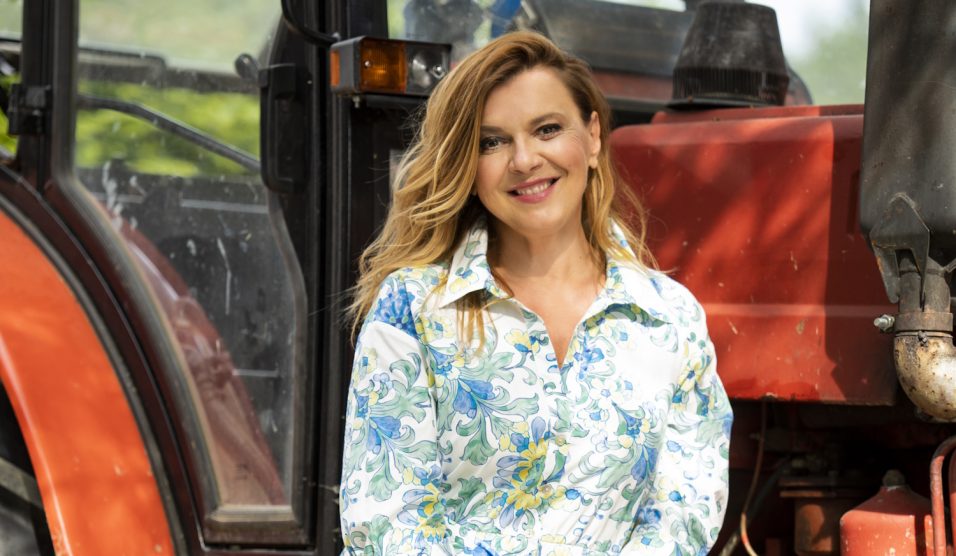 borbás marcsi piros traktor előtt áll