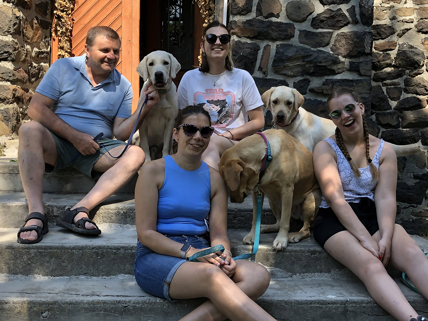 Sápi Andrea, vakvezetőkölyökkutya-nevelő és családja