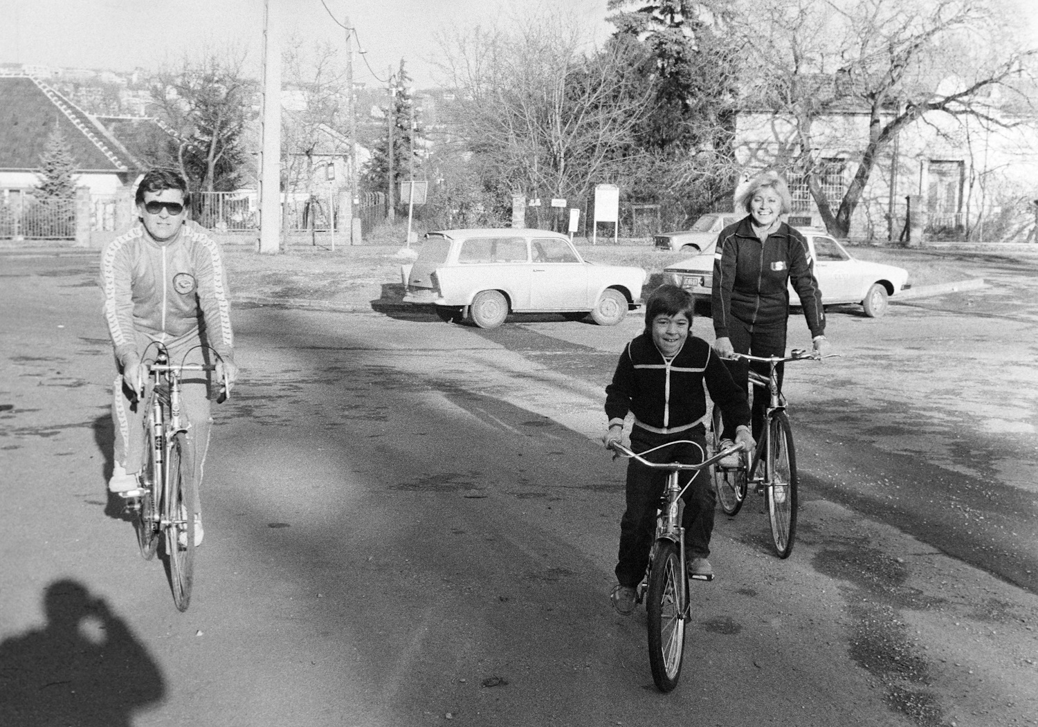 dékány sarolta és koós jános Fiukkal bicikliznek 1985-ben