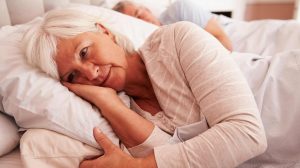 Nő aggódva fekszik az ágyban