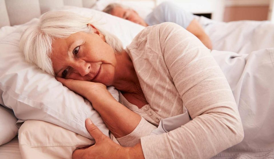 Nő aggódva fekszik az ágyban