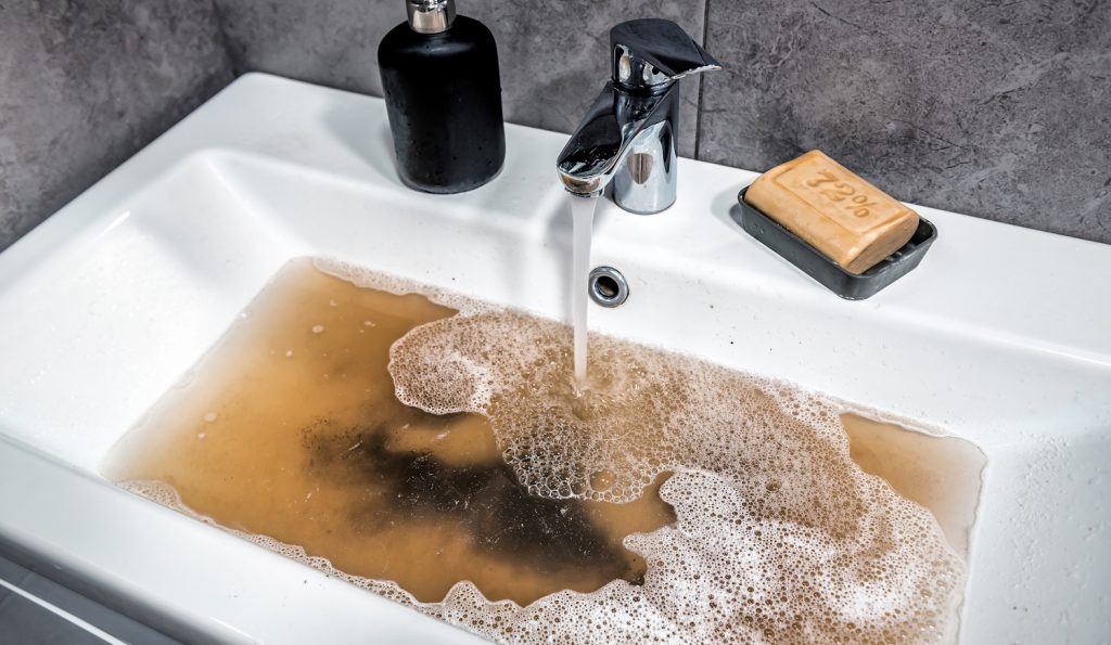 eldugult lefolyó a fürdőszobában