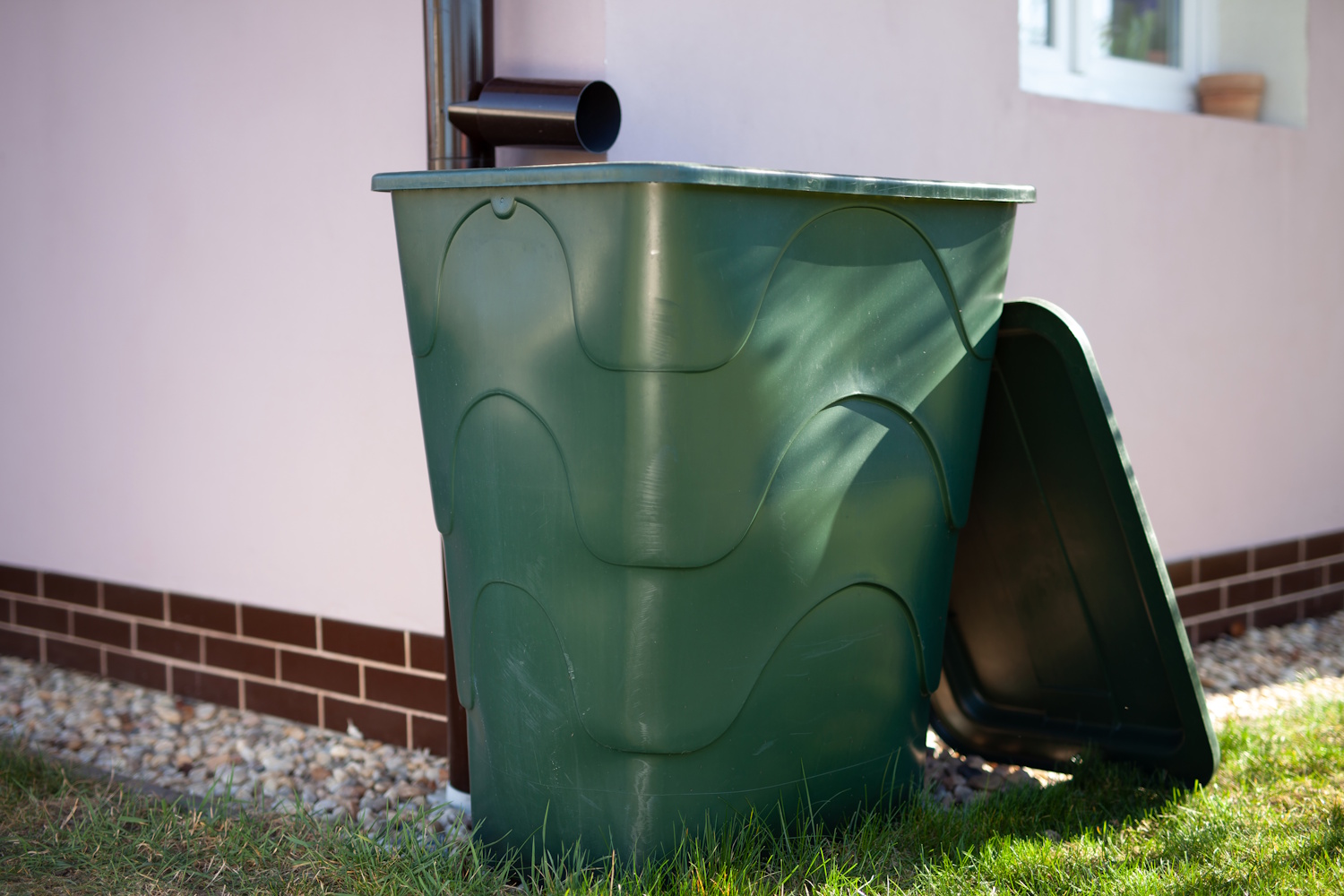 Esővíz gyűjtő hordó a kertben