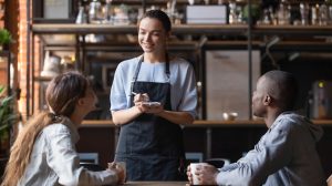 Étteremben rendel egy pár