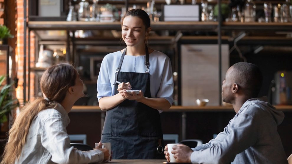 Étteremben rendel egy pár