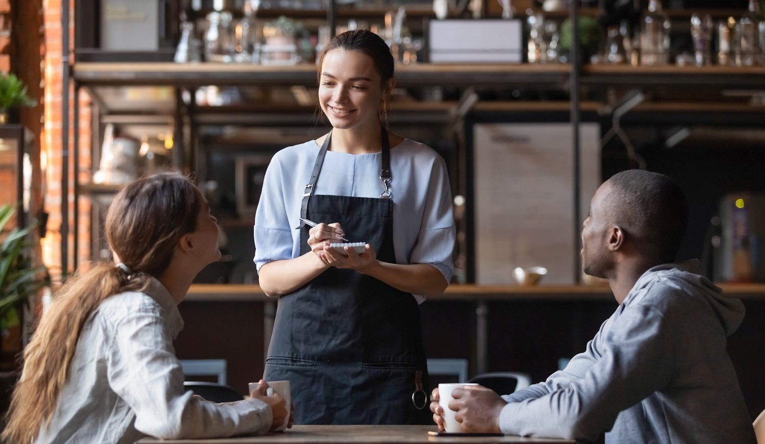 Étteremben rendel egy pár