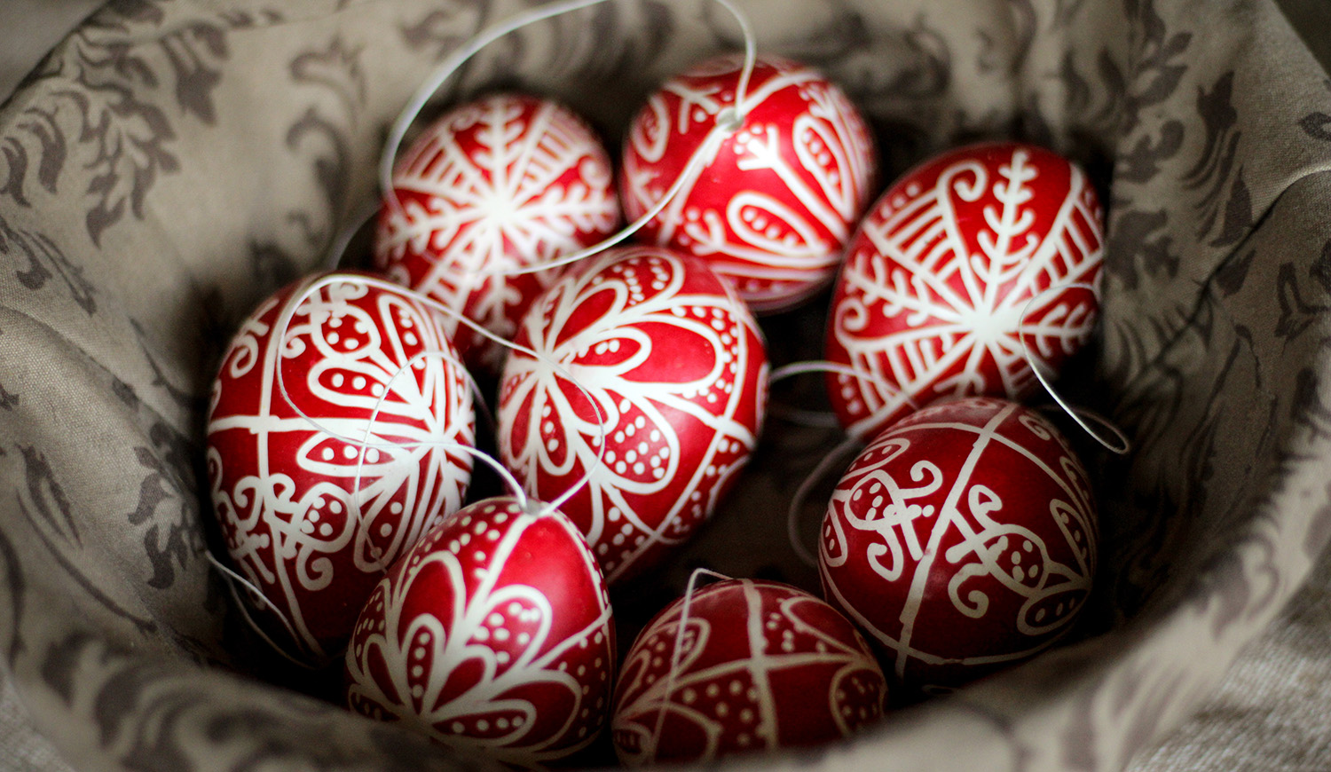 díszített húsvéti tojás magyar stílusban, piros és fehér színben