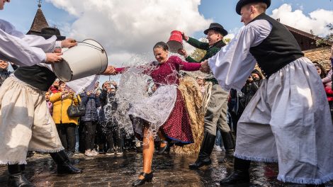 Hollókő, a fiúk a hagyományoknak megfelelően vizet hintenek a lányokra Húsvétkor.