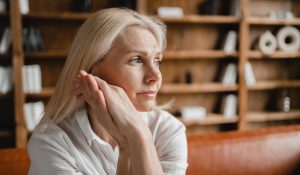 stresszes és fáradt középkorú nő