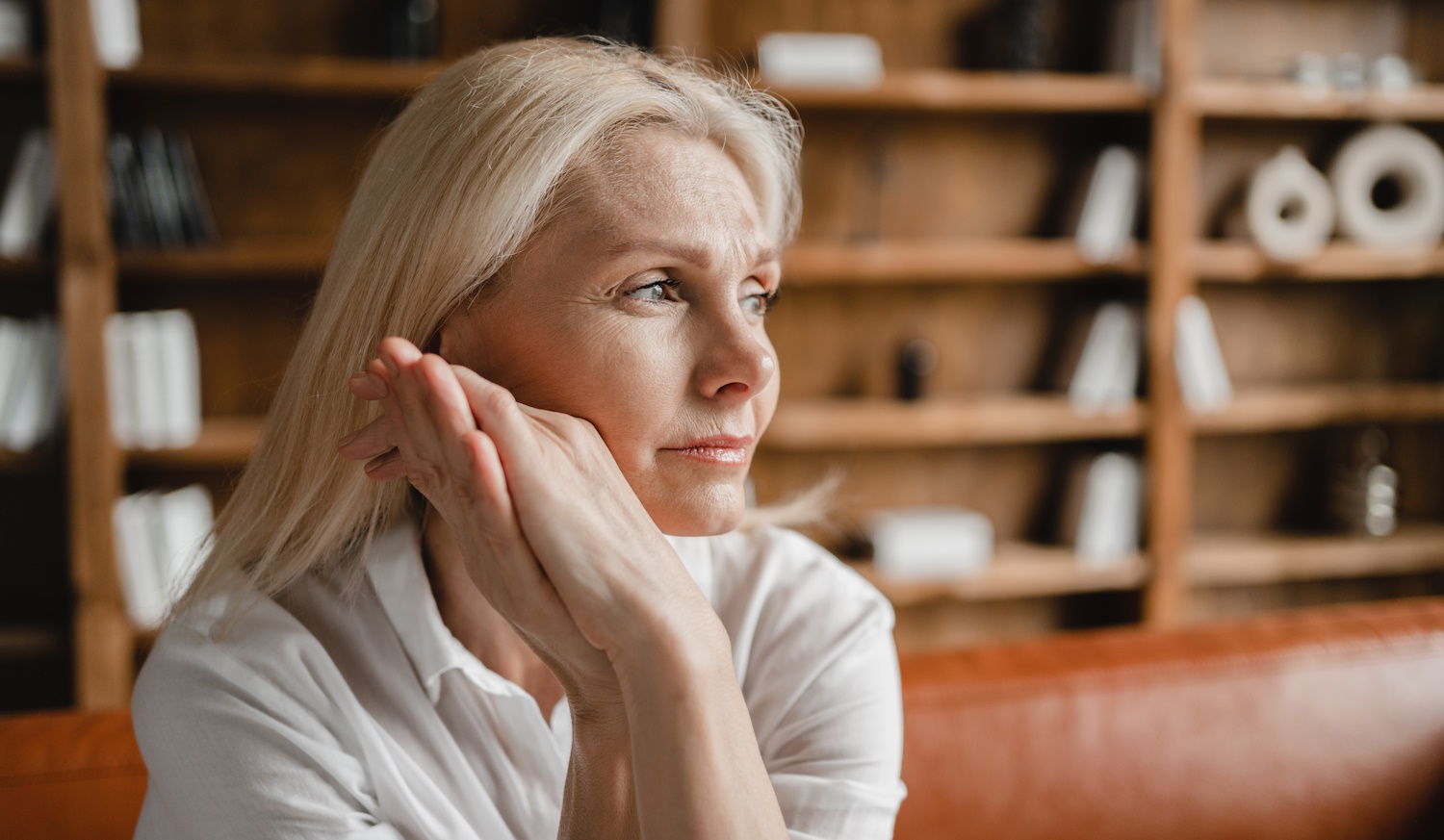 stresszes és fáradt középkorú nő