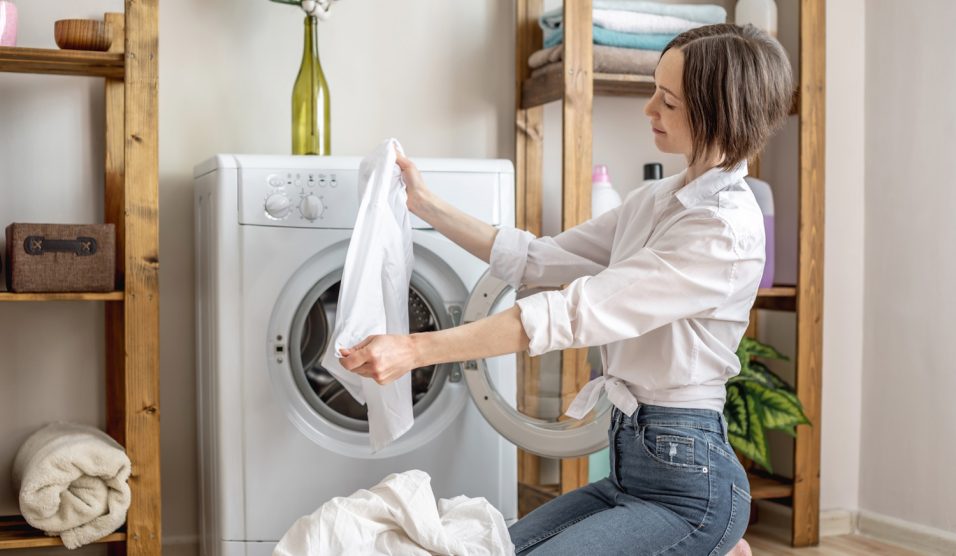 fehér ruhákat mosott a nő a mosógépben szép fehérek lettek