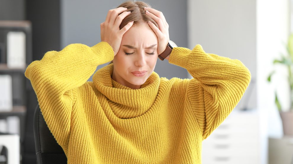 Fiatal nő szenved fejfájástól