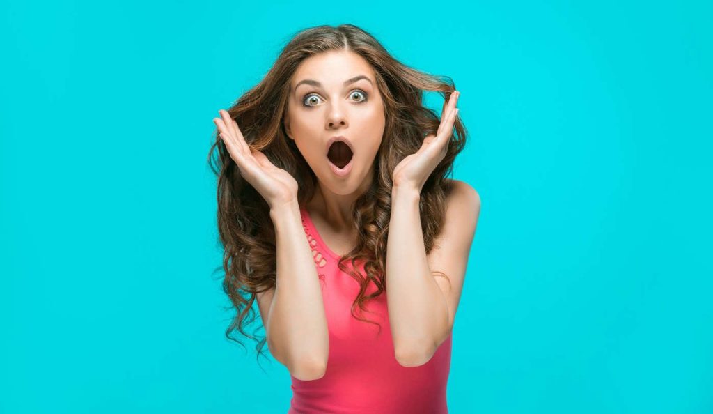 Nő úgy csinál, mintha megijedne