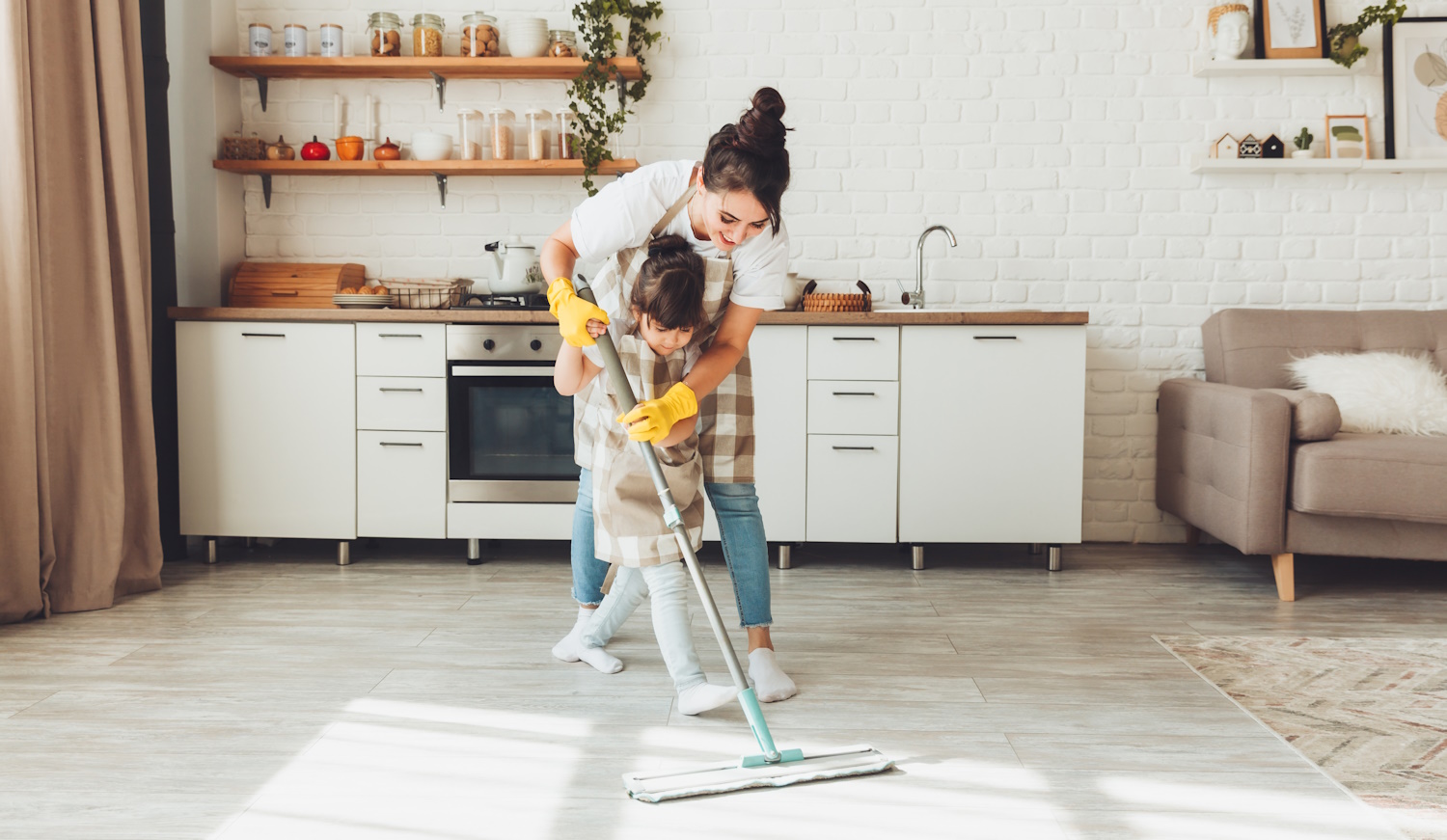 gy kislány és az édesanyja együtt takarítanak a házban, a gyerek felmossa a konyha padlóját. Egy aranyos kis segítő lány felmosóronggyal tisztítja a padlót, egy boldog család pedig együtt rendbe teszi a szobát