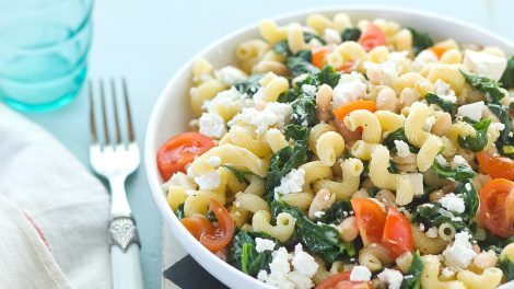 Spenótos-fetás tésztasaláta