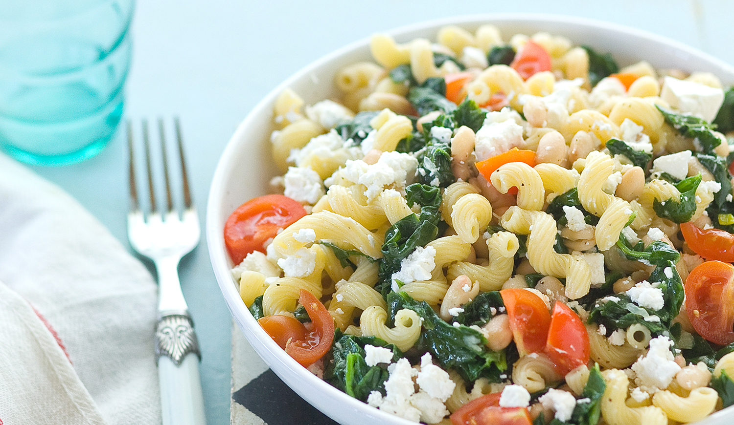 Spenótos-fetás tésztasaláta
