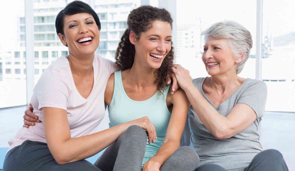 Három különböző életkorú nő edzés után