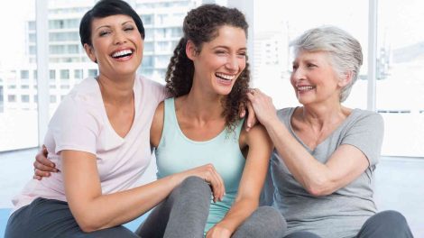 Három különböző életkorú nő edzés után
