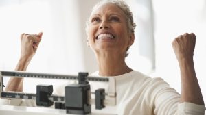 Egy idős nő örül, hogy lefogyott